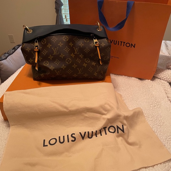 Louis Vuitton - Picture 12 of 15